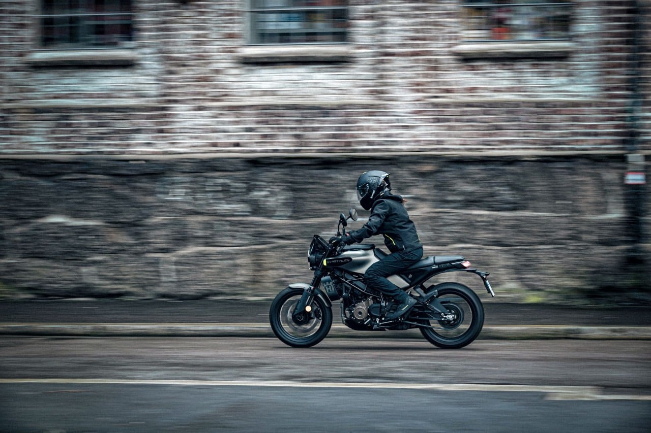 Husqvarna Svartpilen e Vitpilen 401: fuori cambia poco, dentro cambia tutto +VIDEO+